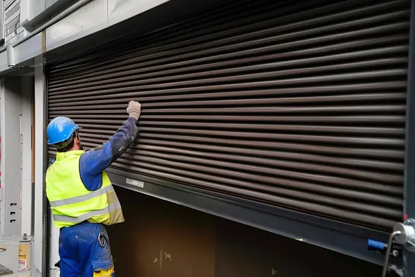 Repairing a roller shutter mechanism and guides